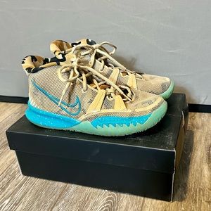 Nike Kyrie 7 (GS) Nike shoe Size 5 1/2 Youth